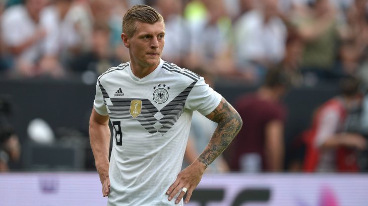 Beachtlich schlägt sich auch Toni Kroos in der Social-Media-Welt: Trotz seiner öffentlichen Zurückhaltung war Kroos der erste deutsche Fußballer, der bei Instagram die Zehn-Millionen-Marke knackte. Inzwischen folgen ihm fast 17 Millionen. Auch auf Facebook lesen zwölf Millionen die Botschaften des Stars von Real Madrid, bei Twitter sind es fast sieben Millionen. Von dreistelligen Millionenzahlen wie sein Hausnachbar Ronaldo kann Kroos dagegen nur träumen.