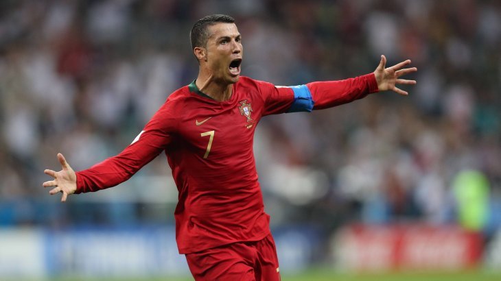 Cristiano Ronaldo jubelt zurecht. Er ist die Nummer eins unter den Social-Media-Stars der WM, mit knapp 127 Millionen Followern bei Instagram, über 122 Millionen Likes bei Facebook und 73 Millionen Fans bei Twitter. Mit kumuliert 322,7 Millionen Followern führt er das Ranking der WM-Teilnehmer deutlich an. CR7 hat fast 120 Millionen mehr Social-Media-Fans als der zweitbeste Fußballer Neymar.