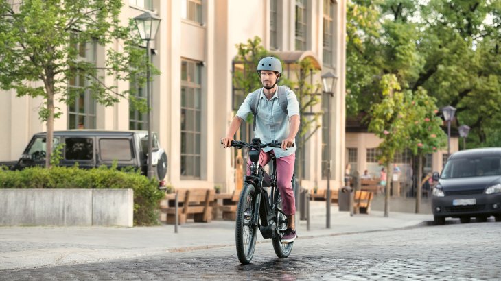 Bosch itself is also working on an innovation that e-mountain bikers could like: The company launches the first anti-lock braking system for pedelecs. It was developed on the model of the proven motorcycle ABS. The principle: wheel speed sensors monitor the speed of both wheels. If the front wheel locks during a heavy braking manoeuvre, the E-Bike-ABS intervenes and ensures riding stability. In addition, there is an intelligent rear wheel lift-off control which reduces the probability of rollovers.