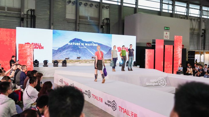 The clothes of the models at the fashion show could be bought directly in the ISPO Tmall Shop with one click.