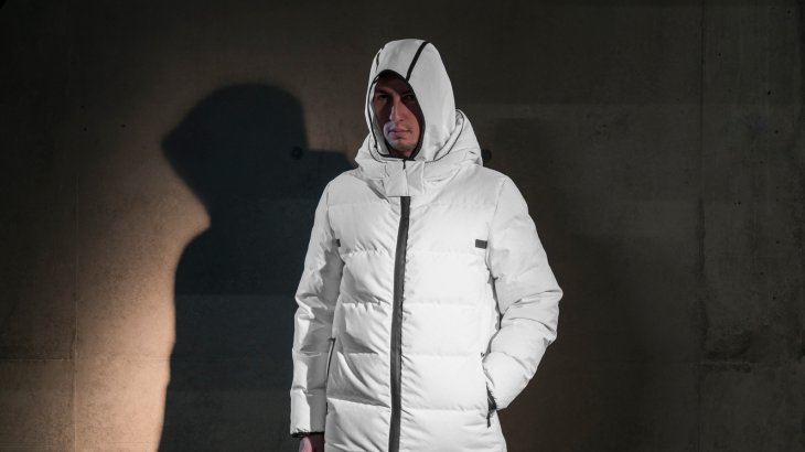 Als Style-Wunder sind Skijacken nicht unbedingt verschrien. Das Label Templa will das ändern und hat mit seiner Hybrid-Jacke ein Modell auf den Markt gebracht, mit dem man sich auch in den Innenstädten dieser Welt sehen lassen kann. Die Daunenjacke sieht aber nicht nur gut aus, sondern liefert bei alpinen Verhältnissen besten Schutz vor Feuchtigkeit, Wind und Kälte. 