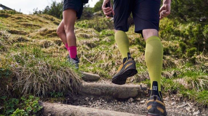 Beim Wandern eine Hilfe: Light Merino Socks Wildberry.