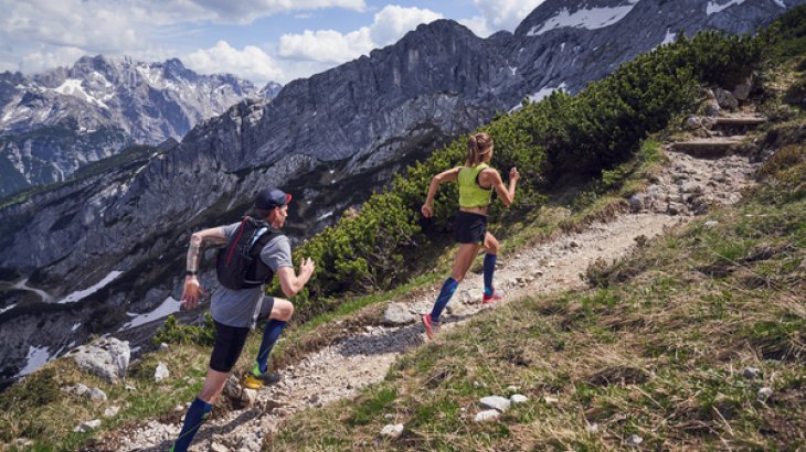 Den Berg hinauf beim Trailrunning helfen die Kompressionssocken.