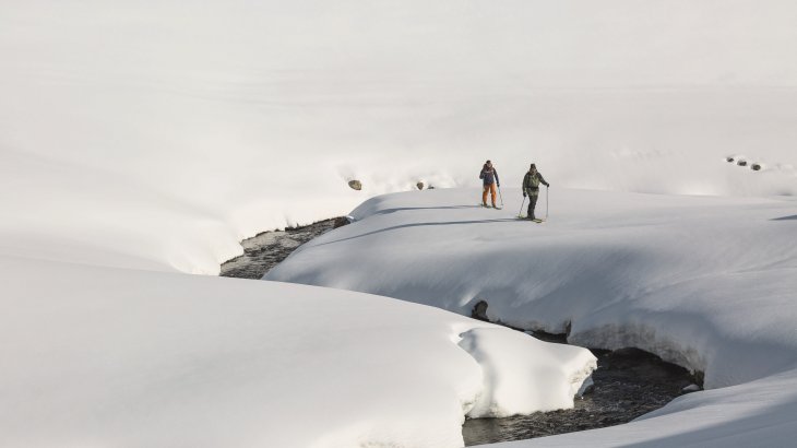 Unverzichtbarer Schutz: Wegen der Strahleninstensität in der Höhe und der Reflexion von Eis und Schnee sind Brillen wie die S-Way VLM+ auf Skitour Pflicht.