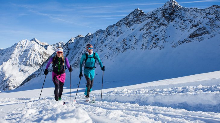 Ski tours are trendy. The number of touring enthusiasts moving in open terrain has been growing steadily for about ten years. No wonder that tourism associations, ski lift operators and winter sports companies have set themselves the goal of helping beginners with ski touring trails.