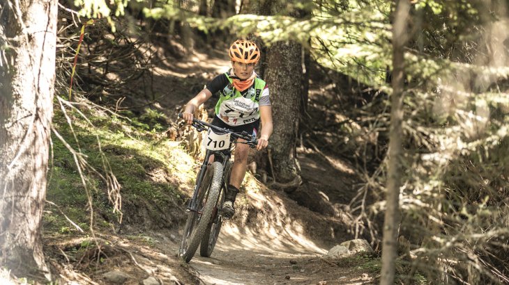 Auf der anderen Bergseite wartet dann die 30 Kilometer lange und technisch anspruchsvolle Mountainbike-Strecke auf die Teilnehmer.