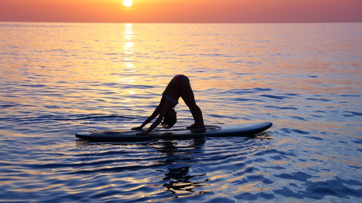 SUP-Yoga promotes concentration and balance, since the exercises are carried out on the water on a surfboard.