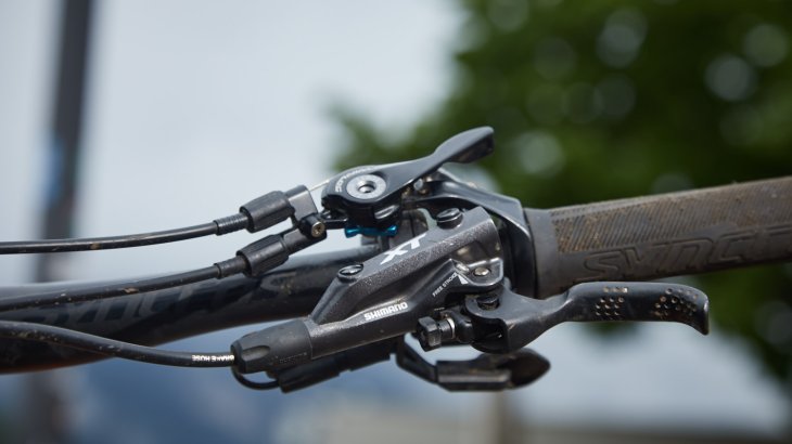 Der Twinloc Hebel am Lenker steuert die Dämpfung des Bikes