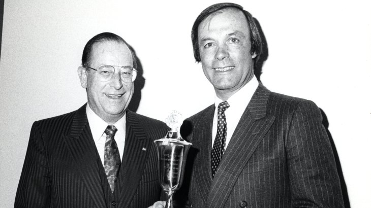 1985 bekam Österreichs wahrscheinlich berühmtester Skirennfahrer Toni Sailer (*1935 † 24. August 2009) einen ISPO Pokal. Toni Sailer (r.) war nicht nur Träger von drei olympischen Gold-Medaillen, gewonnen 1956 bei den Olympischen Winterspielen in Cortina D’Ampezzo und sieben Weltmeistertiteln, sondern auch Schauspieler und Sänger. Nach ihm ist die 2004 gegründete Premium-Sportmarke Toni Sailer benannt.