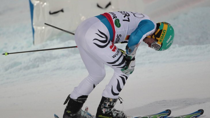 Unvollendet bleibt der wegen seines Lausbuben-Charmes in der Öffentlichkeit beliebten Neureuther allerdings bei Olympischen Spielen: 2010 in Vancouver scheidet er im Slalom schon im 1. Durchgang aus, wird im Riesenslalom immerhin Achter. 2014 in Sotschi kann er wegen eines Schleudertraumas und einer Rippenverletzung nach einem Autounfall nicht teilnehmen. 2018 verhindert ein Kreuzbandriss eine Teilnahme.