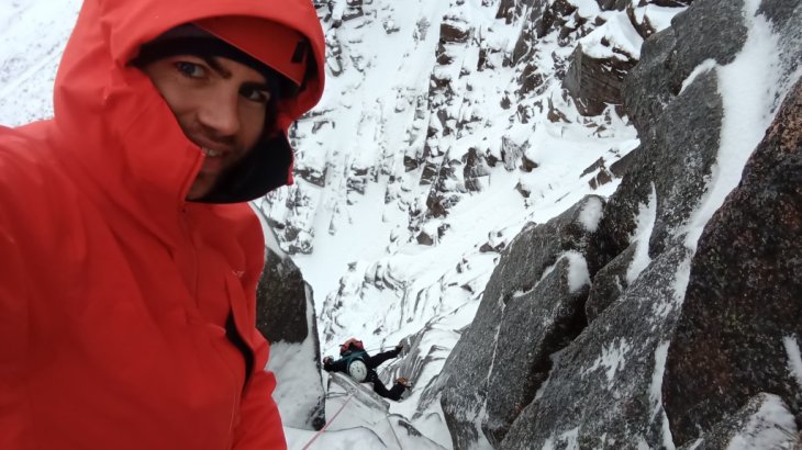 Für Calum ist die Testjacke die Beste zum Winterklettern – und er habe eine Menge Jacken.