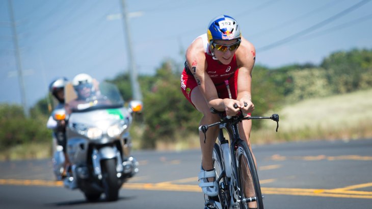 Daniela Ryf auf ihrem Triathlon-Bike.