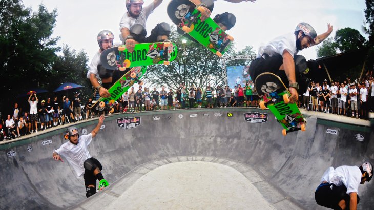 Pedro Barros auf seinem Board in einem Skatepark.