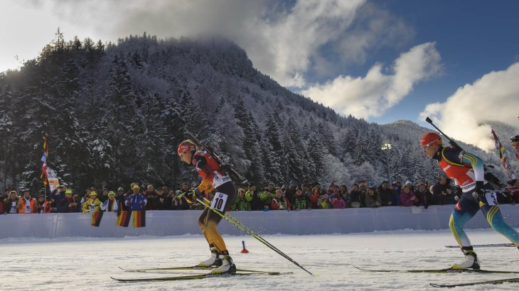 Biathletin Franziska Preuss vor einem Berg