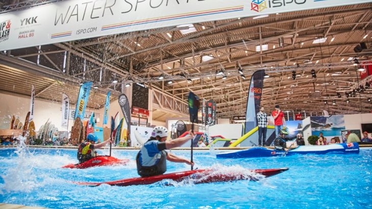 Ein Kajak-Rennen auf der ISPO MUNICH im Water Sports Village.