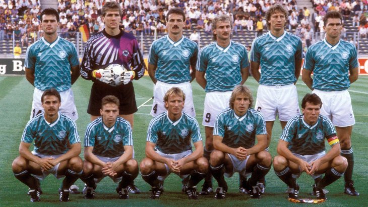 Im Halbfinale der WM 1990 trat das deutsche Team mit grünen Trikots auf. Stilistisch ein echter Schocker, sorgten die "Froschkönige" für einiges Aufsehen