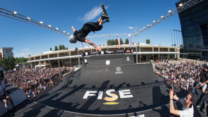 Mit dem Scooter fliegen die Sportler durch die Halfpipe. Die FISE World Series bietet der noch recht unbekannten Sportart eine Bühne.