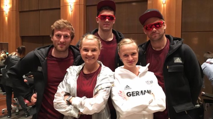 Wir sind die coolsten: Die Leichtathletinnen Lisa und Anna Hahner (vorne v.l.) und Hockeyspieler Jan Philipp Rabente, Handballer Christian Dissinger sowie Hockey-Star Moritz Fürste.