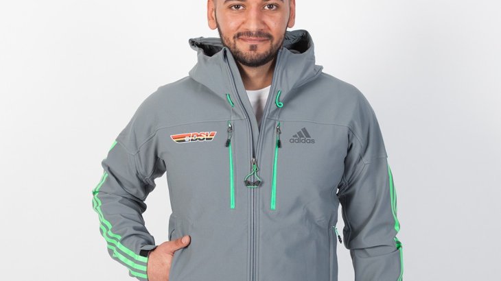 Diese Softshell-Jacke von Adidas kommt weniger grell daher als die hellgrünen Jacken.