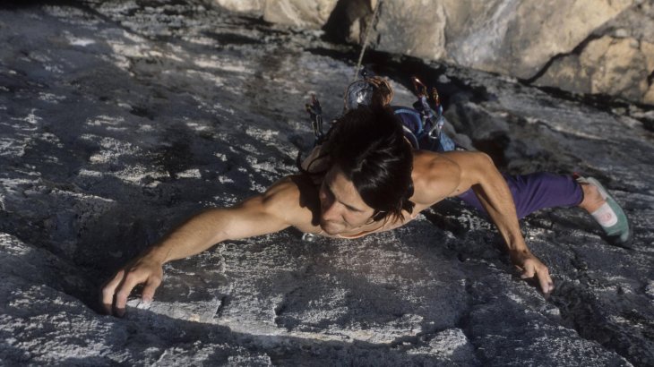 Als jüngere Hälfte der „Huberbuam“ machte sich Alexander Huber einen Namen als Extremkletterer. Der Bayer hält diverse Speed-Rekorde und ist einer der prägenden Free-Climber des 21. Jahrhunderts. Huber kletterte als erster Mensch überhaupt eine 9a+-Route (Open Air am Schleierwasserfall in Österreich)