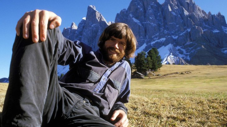 Reinhold Messner ist der in Deutschland wohl bekannteste Kletterer. Der Südtiroler war der erste Mensch, der den Mount Everest ohne zusätzlichen Sauerstoff bestiegen hat (1978) und stand als erster überhaupt auf den Gipfeln aller 14 Achttausender (1986). Der Allrounder bestieg zudem als Erster einen Achttausender im Alleingang (Nanga Parbat, 1978).