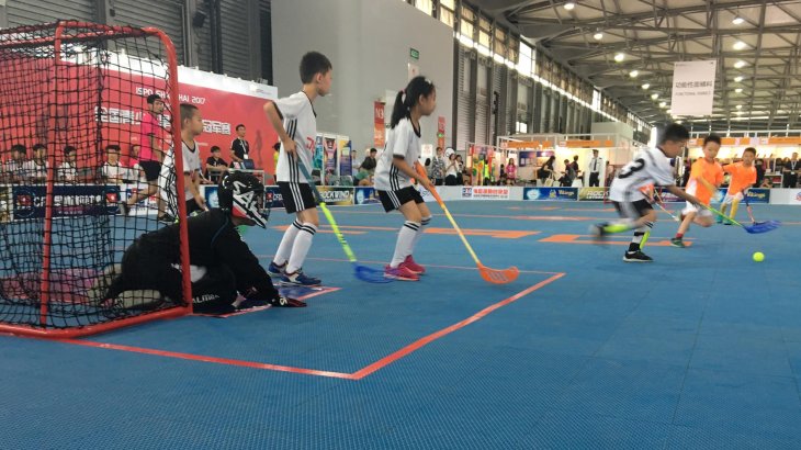 Floorball ist eine vereinfachte Version des Hockey für Kinder. Gespielt wird auf einem kleineren Feld und mit einem leichten Plastikball.