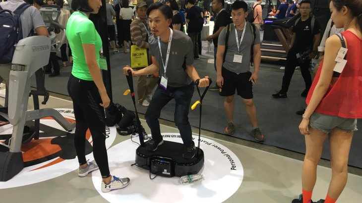 Balance trifft Kraftübung: Mit dem Personal Power Plate wird der Körper beim Training komplett beansprucht.