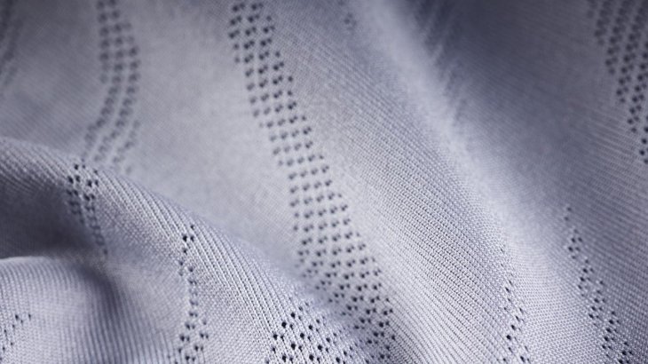 91 % recyceltes Polyester, 9 % Elastan, Jacquardgewebe mit schweißableitender Veredelung. Wichtigste funktionale Eigenschaften sind u. a. geringes Gewicht, feuchtigkeitsregulierend, atmungsaktiv, schnelltrocknend und antibakteriell von TAS.