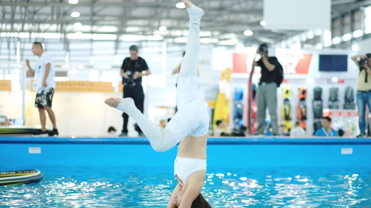 The world is upside down! For the ordinary mortal already a challenge on solid ground, the headstand on a stand-up paddle board is a whole new level of balance