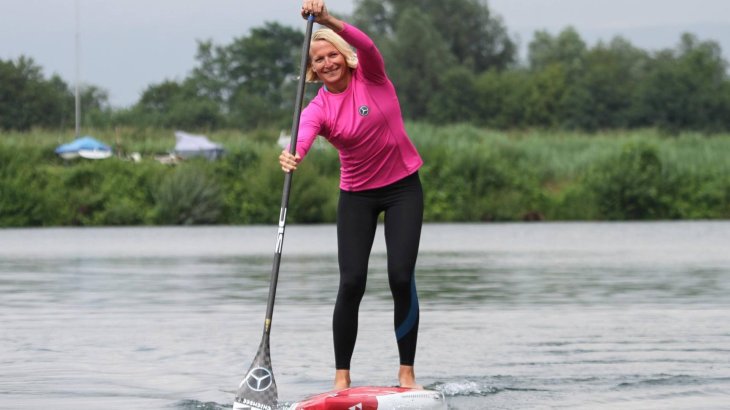 Women power can also attract sponsors - German stand up paddle boarder Sonni Hönscheid proofs that. Mercedes-Benz icons decorate her apparel and paddle. German lifestyle brand Chiemsee is on the paddle, too. On Sonni's portfolio as well: water wear brand Bluesmiths, Maui-Jim (sunglasses) und Northshore, her own surf design store.