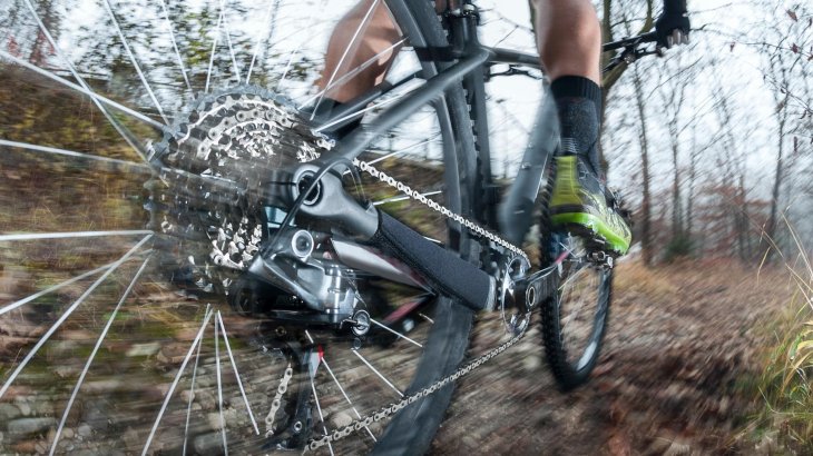 Wer seinem Körper lange, kräftezehrende Biketouren abverlangt, kann durch vorherige Magnesiumzufuhr den Muskelkater in die Schranken weisen.