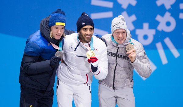 In der Verfolgung war dann Favorit Martin Fourcade (Frankreich) vorn. Auch da hat sich ein Deutscher aufs Podest geschlichen. Benedikt Doll wird Dritter hinter dem schwedischen Biathleten Sebastian Samuelsson