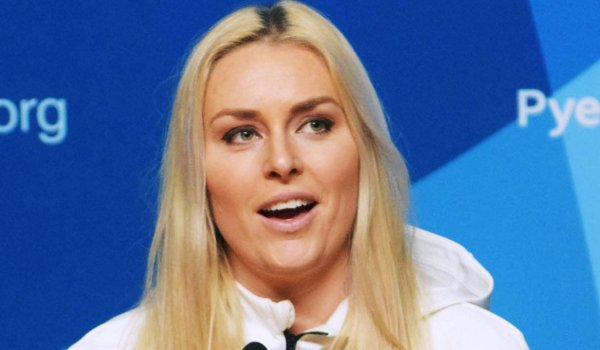 Und noch ein US-Star: Lindsey Vonn. Die Skifahrerin – hier noch ganz fröhlich – wird bei der Pressekonferenz zu Beginn der Olympischen Spiele von ihren Gefühlen überwältigt und weint vor hunderten Journalisten wegen ihres kürzlich verstorbenen Opas 