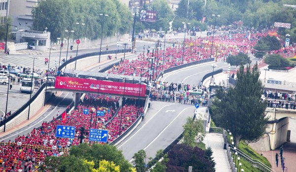 Tausende Läufer: der Jilin Marathon in China.