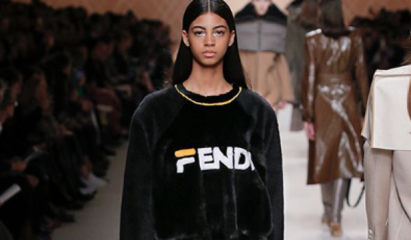 Die Kollaboration zwischen Sportartikelhersteller FILA und dem Modelabel Fendi entstand aus einem Instagram-Fake von Künstler Hey Reilly, der beide Markenlogos zu einem verschmolzen hat. Die Labels fanden die Idee so stark, dass daraus eine eigene Modelinie wurde.