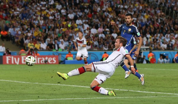 Drei, die Deutschland in Russland nicht verteten werden: Mario Götze, hier beim Siegtor bei der WM 2014, und seine beiden Schuhe Magista Obra. Der linke steht übrigens im Deutschen Fußballmuseum in Dortmund. Mittlerweile tragen die Nationalspieler aber schon die Nachfolgegeneration.