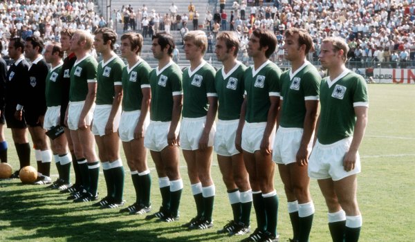 WM 1970: In Mexiko brachen die deutschen Fußballer dann mit der Tradition. Die Mannschaft um Berti Vogts (r.) lief erstmals in grünen Trikots auf, das DFB-Logo im weißen Rahmen auf der Brust. Und die WM in Mexiko sollte auch eine neue Tradition begründen. Bis auf ein paar Ausnahmen seit der Jahrtausendwende spielen die Deutschen bis heute in grünen Auswärtsleibchen.