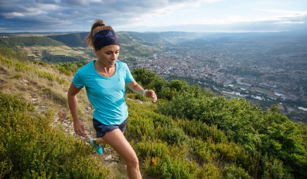 Trend 4, Trailrunning ist gekommen, um zu bleiben: Das Naturerlebnis ist für einen Großteil der Läufer wichtiger als messbare Ergebnisse (laut Salomon ist das bei 72 Prozent der Läufer der Fall). Abseits der gepflasterten Wege bietet Trail Running genau das: Abseits vom Lärm der Stadt liefert die freie Natur auf Trampelpfaden das abwechslungsreiche und anspruchsvolle Ambiente für ein echtes Lauferlebnis.