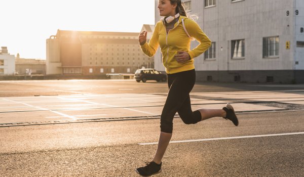 Trend 5, Zielgruppe Frauen wächst weiter: Vorbei sind die Zeiten, in denen Sportartikelindustrie in erster Linie für Männer produziert hat. Denn gerade beim Running spielen Frauen als Zielgruppe eine gehörige Rolle. Das macht sich übrigens auch bei den Influencern bemerkbar, wo etwa Puma mit Selena Gomez, Cara Delevingne oder dem New York City Ballett bewusst auf starke Frauen setzt.