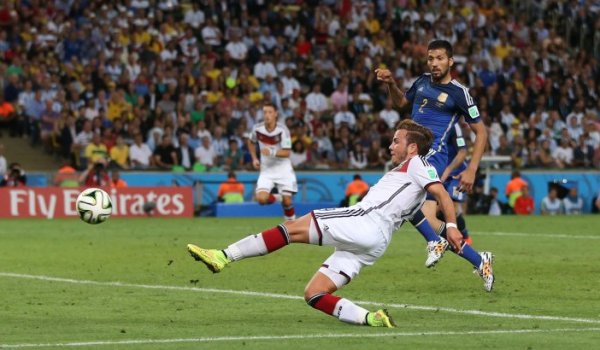 ario Götze, here at the winning goal at the 2014 World Cup, and his two shoes Magista Obra.