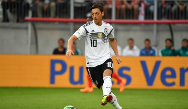 Deutschlands Nummer eins unter den Social-Media-Stars ist immer noch Mesut Özil: Sein Tanz zwischen den Welten – türkische Herkunft, deutsche Staatsbürgerschaft, Vereins-Vertrag beim FC Arsenal in England – hat ihn zum populärsten deutschen Fußball-Star in den sozialen Medien gemacht. Bei Facebook folgen ihm über 31 Millionen Fans, bei Instagram sind es gut 16 Millionen. Auch bei Twitter besitzt Özil 23 Millionen Anhänger.