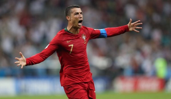 Cristiano Ronaldo jubelt zurecht. Er ist die Nummer eins unter den Social-Media-Stars der WM, mit knapp 127 Millionen Followern bei Instagram, über 122 Millionen Likes bei Facebook und 73 Millionen Fans bei Twitter. Mit kumuliert 322,7 Millionen Followern führt er das Ranking der WM-Teilnehmer deutlich an. CR7 hat fast 120 Millionen mehr Social-Media-Fans als der zweitbeste Fußballer Neymar.