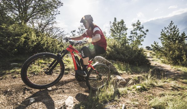 E-mountain biking is becoming increasingly popular, and manufacturers are shining with innovations. We show the e-Mountainbike trends 2018/2019 in pictures.