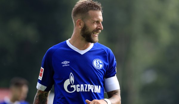 2017/18 war Adidas noch Ausrüster des FC Schalke 04. Nun tragen die „Knappen“ Umbro-Trikots.