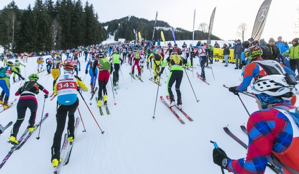 Massenstart bei der Mountain Attack in Saalbach, wo die Läufer auf gut 40 Kilometer mehr als 3000 Höhenmeter überwinden.