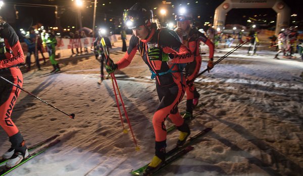 Skitourenmarathon bei Nacht auf der Sellaronda: In Italien starten die Skibergsteiger mit Stirnlampen über vier Dolomitenpässe.