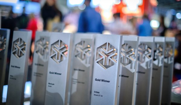 Die Preise für die Gold Winner beim ISPO Award.