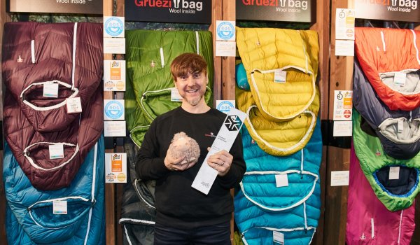 Gründer Markus Wiesböck von Grüezi Bag freut sich über die Auszeichnung zum Product of the Year beim ISPO Award 2019 im Segment Outdoor für den Schlafsack Biopod Downwool Nature. Er besteht aus 100% reinen Naturmaterialien – von der Verpackung bis zum letzten Knopf.