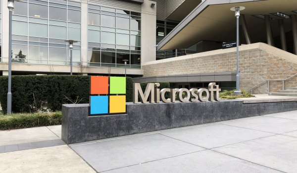 Als Produzent von Software und Hardware steht Microsoft der Gaming-Branche seit Jahrzehnten nahe. Kein Wunder, dass der US-Konzern sich im eSports-Segment engagiert. Microsoft trägt mehrere eSports-Turniere selbst aus. Zudem hat Microsoft in Zusammenarbeit mit der ESL in seinem Store in Sydney eine eSports-Akademie eröffnet. Und nicht zuletzt: Mit seiner Game-Reihe Halo sowie Forza Motorsport ist Microsoft auch als Publisher von Spielen direkt im eSports involviert.