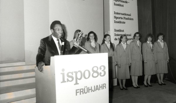 Pokalträger 1983: Pelé, der brasilianische Ausnahme-Fußballspieler (am Pult), der von vielen als bester Spieler aller Zeiten betitelt wird. Er schoss bis zum Ende seiner Fußballer-Karriere 1977 weit über 1250 Tore. 1999 wurde er vom Internationalen Olympischen Komitees (IOC) zum Sportler des vergangenen Jahrhunderts gewählt.